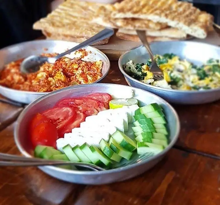 صبحانه کامل و لذیذ چلوکبابی برادران شامل املت گوجه فرنگی، املت سبزیجات، پنیر و خیار و گوجه تازه با نان.