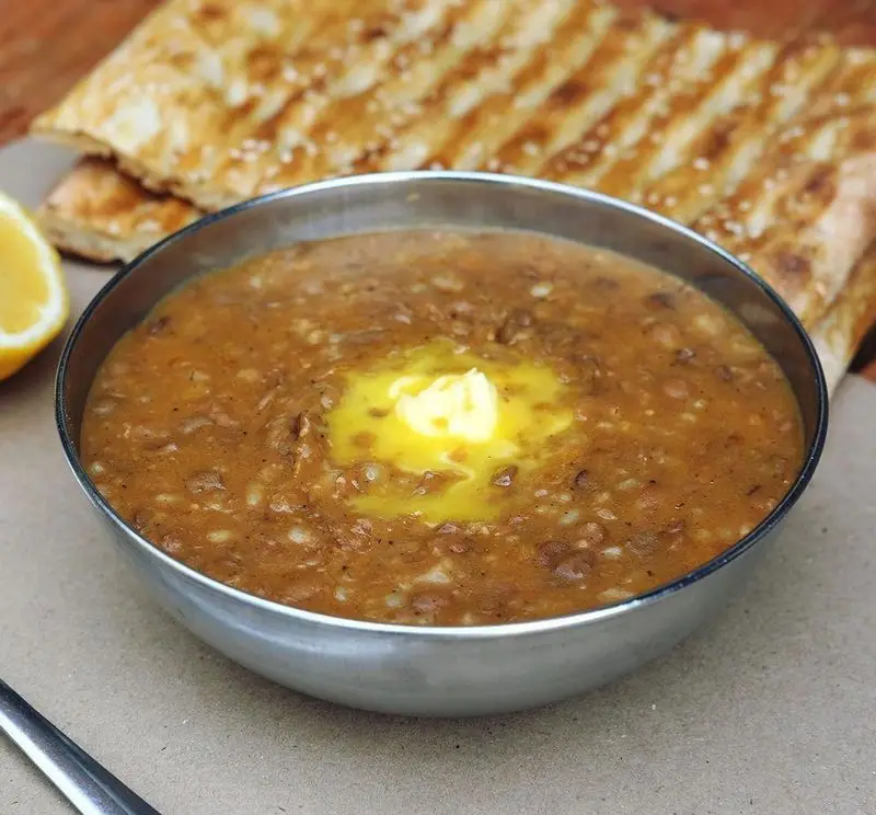 تصویری اشتها آور از حلیم اصیل ایرانی با کره و نان بربری تازه، صبحانه سنتی و لذیذ چلوکبابی برادران.