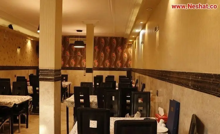 فضای داخلی رستوران تخت جمشید با میز و صندلی‌های مرتب، دیوارپوش کرم و قهوه‌ای با طرح‌های زیبا و نورپردازی گرم و دلنشین آماده پذیرایی