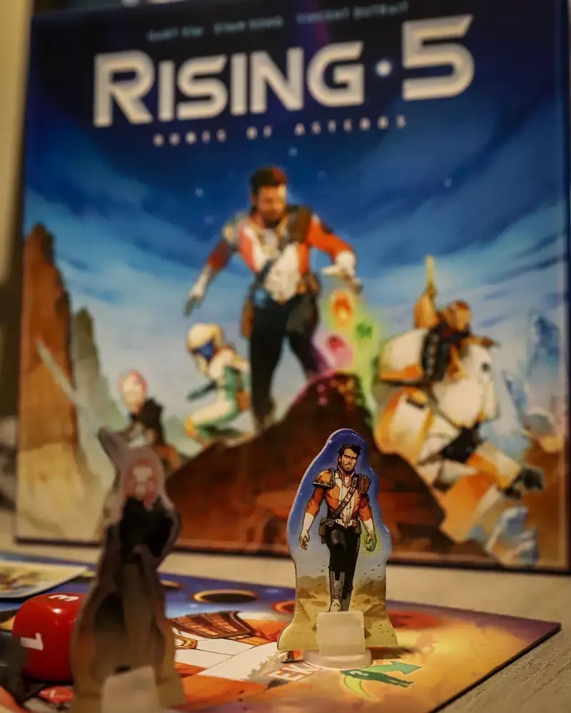 کافه برد: بازی فکری Rising 5: Runes of Asteros، فرصتی برای تجربه یک ماجراجویی مهیج و دورهمی‌های سرگرم‌کننده در فضایی دلنشین.