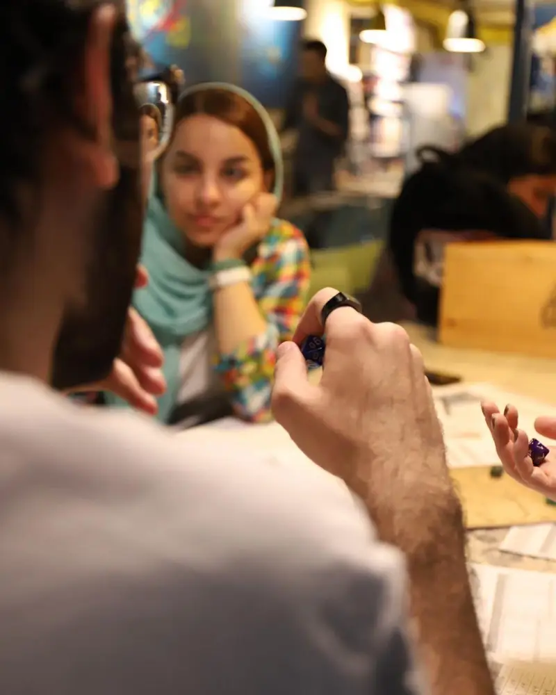 بازی رومیزی مهیج و دورهمی دوستانه در کافه برد. لحظات شاد و هیجان‌انگیز با تاس ریختن و غرق شدن در دنیای بازی.