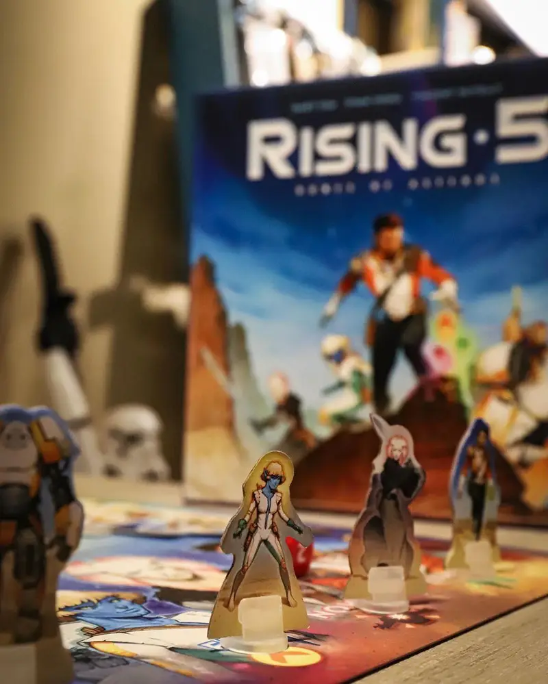 لحظات پرهیجان بازی فکری Rising 5: Runes of Asteros در کافه برد. تجربه‌ای بی‌نظیر از همکاری و سرگرمی با دوستان.