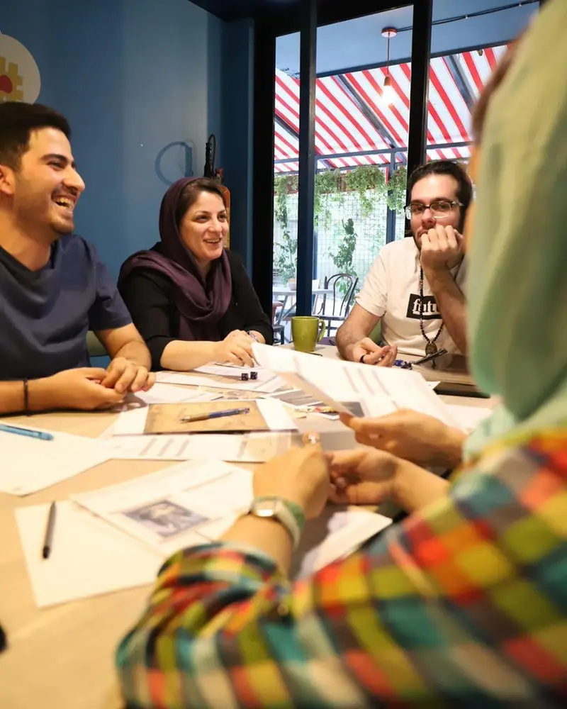 گردهمایی دوستانه و شاد در کافه برد، مشغول یک بازی رومیزی هیجان‌انگیز و گروهی. محیطی دلنشین برای تجربه سرگرمی و بازی‌های دورهمی.