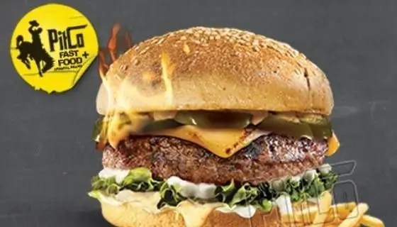 چیزبرگر مخصوص فست فود پیتکو با پتی آبدار، پنیر ذوب شده، هالوپینو تازه و سیب زمینی سرخ کرده طلایی.