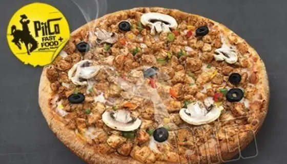 تصویر پیتزای مخصوص پیتکو با تکه‌های مرغ فراوان، قارچ اسلایس‌شده، زیتون سیاه و فلفل دلمه‌ای رنگی، آماده در فست فود پیتکو