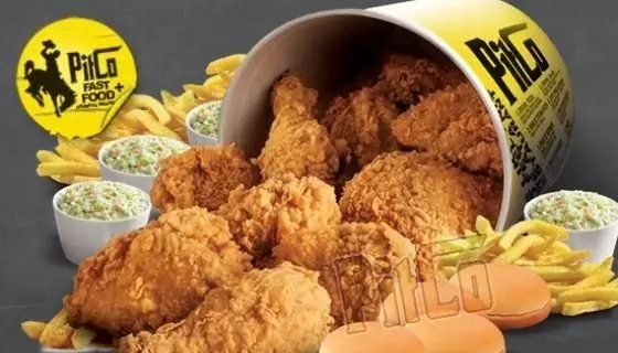 تصویر جذاب تبلیغاتی فست فود پیتکو: سطل بزرگ مرغ سوخاری ترد، سیب زمینی سرخ کرده طلایی، سالاد کلم تازه و نان همبرگر.