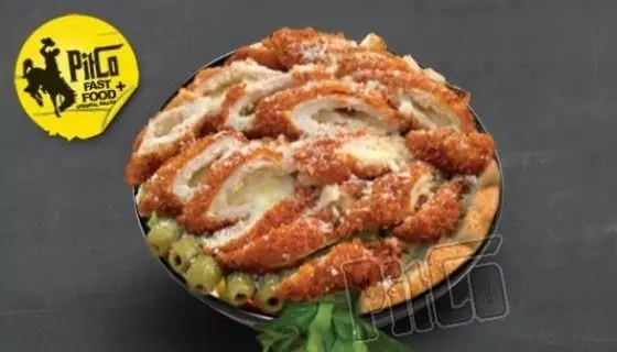 پیتزا ویژه فست فود پیتکو با مرغ سوخاری، پنیر آب شده و زیتون سبز. یک غذای لذیذ و پرطرفدار از منوی پیتکو.