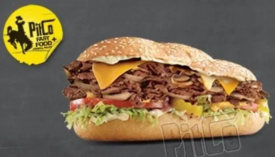 ساندویچ استیک و پنیر خوشمزه فست فود پیتکو، حاوی گوشت گریل شده، پنیر چدار آب شده، قارچ، پیاز و کاهو در نان کنجدی.