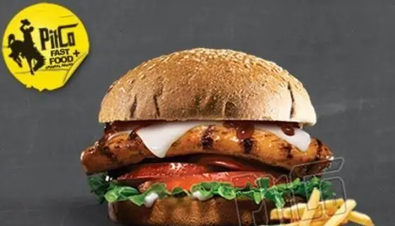 ساندویچ برگر مرغ گریل شده لذیذ پیتکو با پنیر، سس، کاهو و گوجه، روی نان تازه، همراه سیب زمینی سرخ کرده در فست فود PitCo.