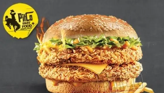 تصویر تبلیغاتی فست فود پیتکو: ساندویچ دوبل مرغ سوخاری با پنیر، کاهو و سس، ظاهری اشتهاآور و طعمی بی‌نظیر.