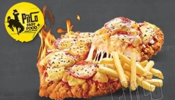 تصویر تبلیغاتی فست فود پیتکو با مرغ سوخاری پنیری داغ، سس و پپرونی به همراه سیب زمینی سرخ کرده طلایی و خوشمزه.