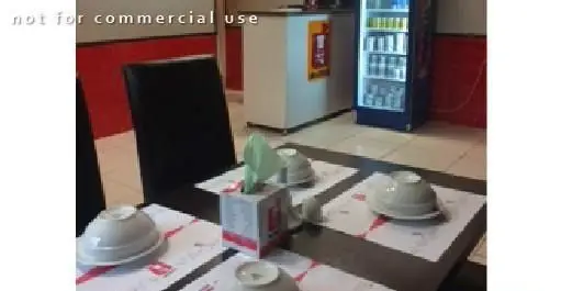 فضای داخلی رستوران مستر دیزی، میز غذاخوری با کاسه‌های آماده، یخچال نوشیدنی و محیطی دلنشین برای سرو دیزی.