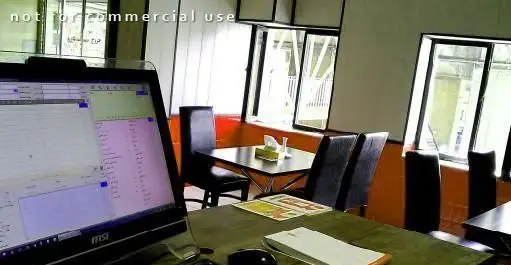 دکوراسیون داخلی رستوران مستر دیزی، با میز و صندلی‌های راحت و مانیتور کامپیوتر برای مدیریت هوشمند سفارشات و امور مشتریان.