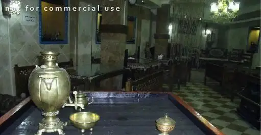 نمایی از فضای داخلی رستوران ایرانی زند با دکوراسیون سنتی، سماور برنجی و میزهای چوبی. تجربه‌ای دلنشین از غذاهای اصیل ایرانی.