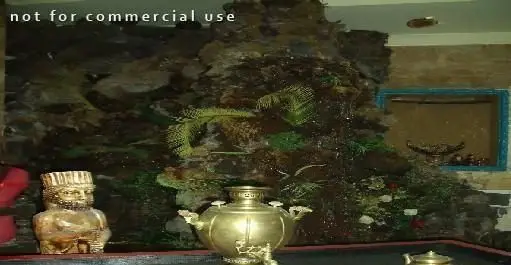 دکوراسیون داخلی سنتی و جذاب رستوران ایرانی زند با آبشار، سماور برنجی و تندیس. محیطی دلنشین و اصیل برای مشتریان.