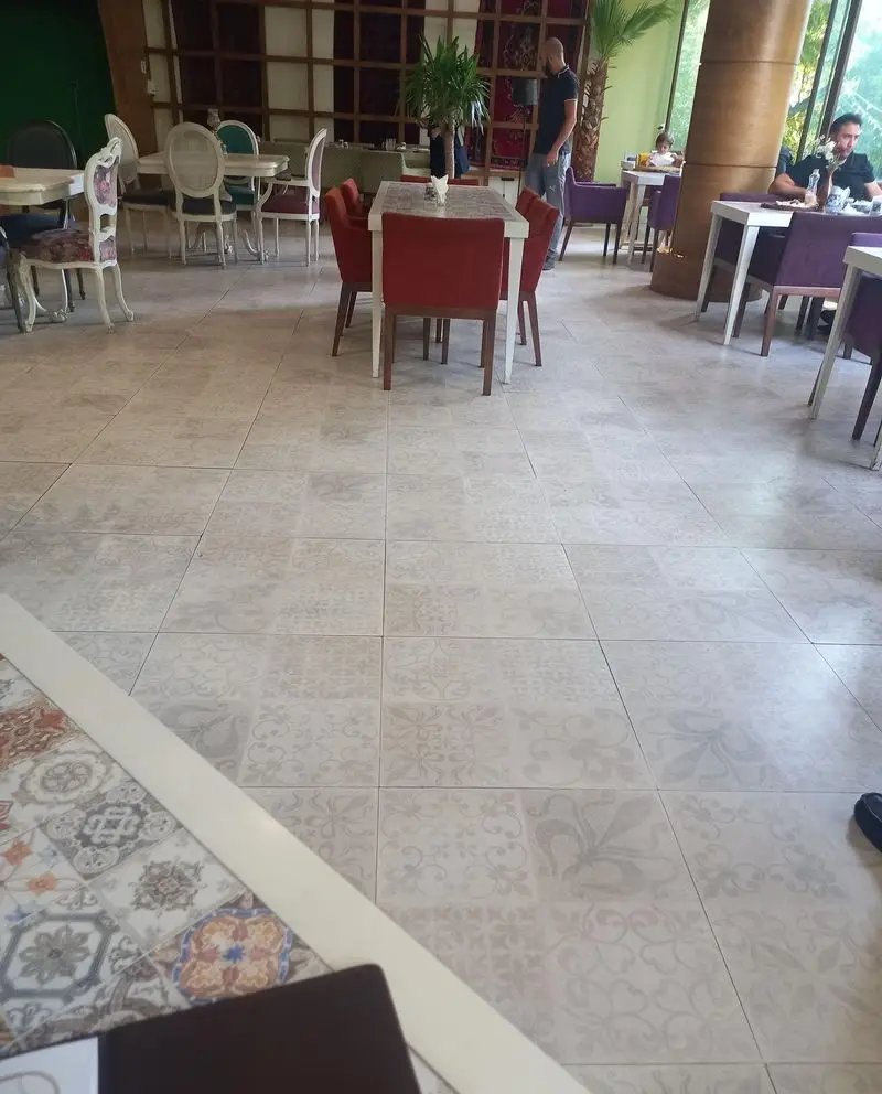 فضای داخلی رستوران کمالی با دکوراسیون شیک، میز و صندلی‌های راحت و متنوع آماده پذیرایی از مشتریان عزیز در محیطی دلنشین.