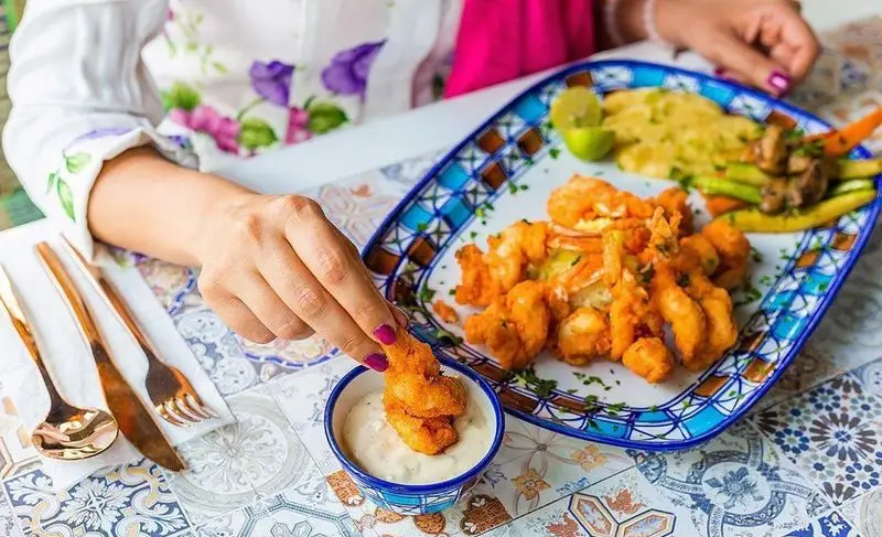 میگو سوخاری ترد و آبدار رستوران کمالی: بهترین انتخاب غذای دریایی با سس‌های متنوع و سرو زیبا در فضایی دلنشین.