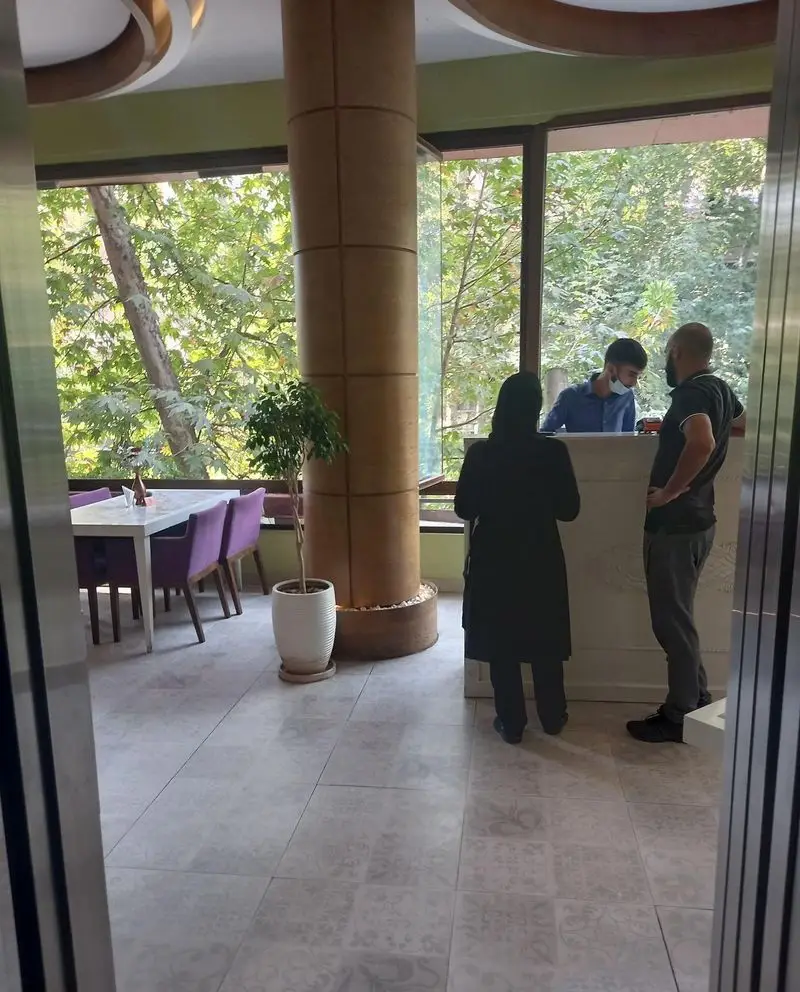 تصویری از فضای داخلی دلباز و دلنشین رستوران کمالی با طراحی مدرن، پنجره‌های بزرگ رو به طبیعت و میز و صندلی‌های شیک آماده پذیرایی.