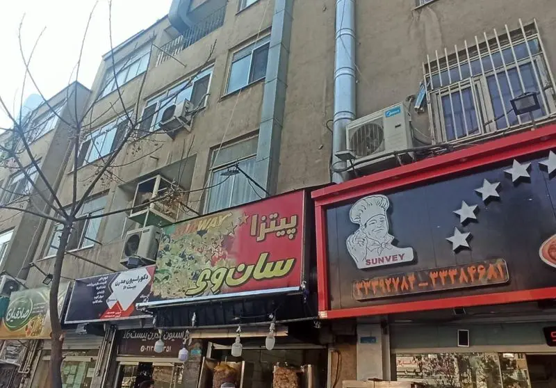 نمای بیرونی فست فود سان وی با تابلوی بزرگ پیتزا و شاورما. شامل لوگوی سرآشپز SUNVEY و ستاره‌های تزیینی روی تابلوی قرمز رستوران.