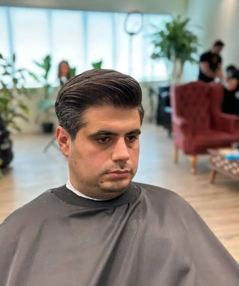 مدل موی کلاسیک و مجلسی مردانه با حالت دهی عالی و سشوار کشیده شده، مناسب برای آقایان شیک پوش در سالن پیرایش و آرایشگاه
