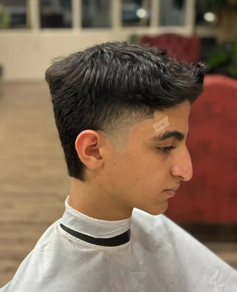 مدل موی سایه روشن جدید پسرانه با هیرکات حرفه ای و فید دور سر بسیار شیک، مناسب برای آقایان جوان در سالن پیرایش مدرن