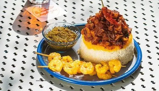 غذای سنتی رستوران دست: برنج قالبی با خورش ایرانی لذیذ، میگو سوخاری ترد روی سیخ چوبی و دیپ سبزیجات تازه. طعمی به‌یادماندنی.