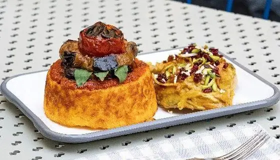 طعم اصیل ایرانی در رستوران دست: ته دیگ زعفرانی قالبی با بادمجان و گوجه کبابی، و پلو مخلوط با زرشک، پسته و بادام.