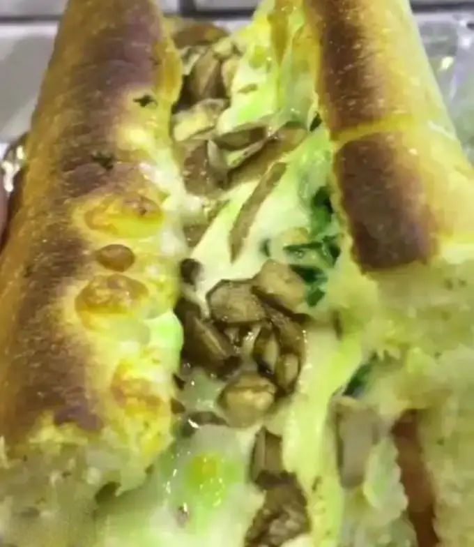 تصویری جذاب از ساندویچ قارچ و پنیر لذیذ و داغ، یک پیشنهاد ویژه از منوی بستنی کابانا برای کشف طعم‌های متنوع و فراتر از انتظار.