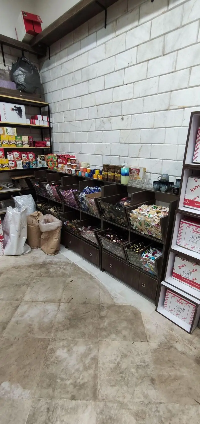 نمایی از داخل فروشگاه کافه و قهوه کسری، عرضه کننده انواع محصولات قهوه، لوازم جانبی، شیرینی و دانه قهوه با کیفیت عالی