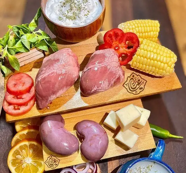 جگر سرای عیاران: آماده‌سازی جگر، دل و قلوه تازه با سبزیجات معطر، ذرت، گوجه، پنیر و سس ماست برای یک کباب لذیذ و سالم.