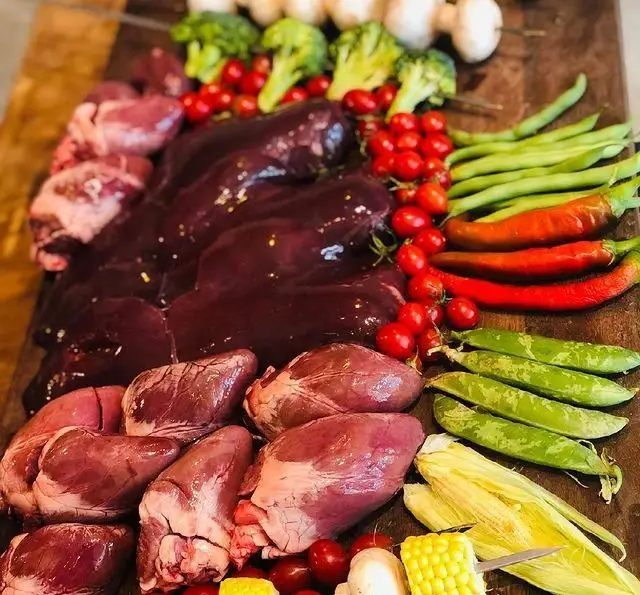 مواد اولیه تازه و با کیفیت برای کباب دل و جگر در جگر سرای عیاران. شامل جگر، دل، گوجه گیلاسی، بروکلی، قارچ و سبزیجات متنوع.