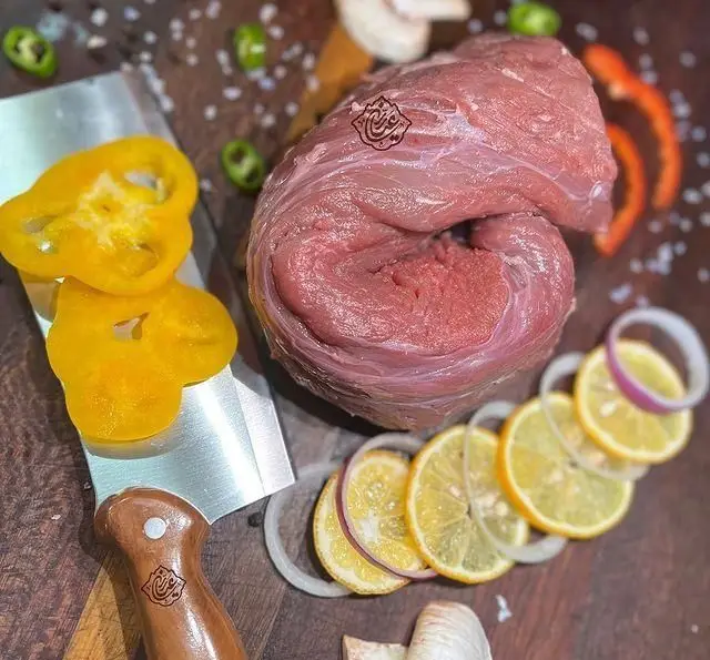 آماده‌سازی مواد اولیه تازه و باکیفیت برای انواع کباب و جگر در جگر سرای عیاران: گوشت قرمز، لیمو، پیاز و فلفل دلمه‌ای.