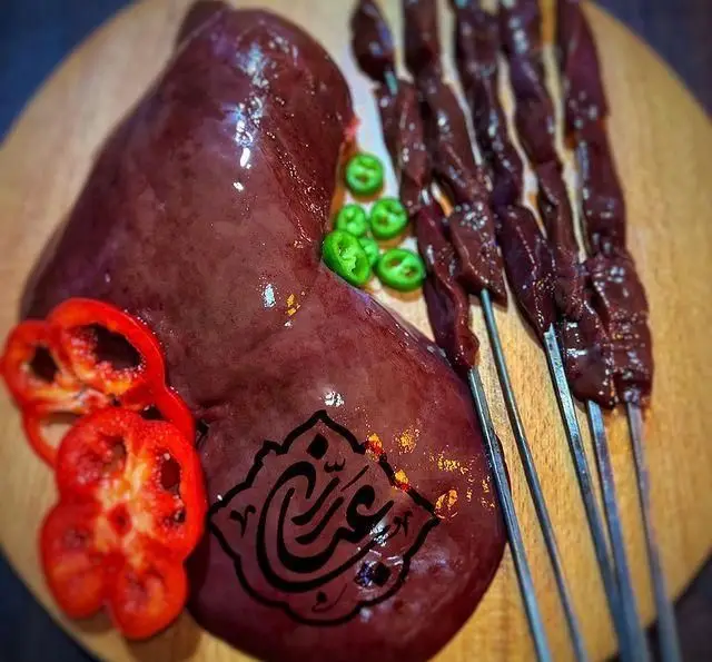 مواد اولیه تازه و ممتاز جگر کباب از جگر سرای عیاران: جگر درسته، سیخ‌های آماده و فلفل دلمه‌ای و تند برای کبابی بی‌نظیر.