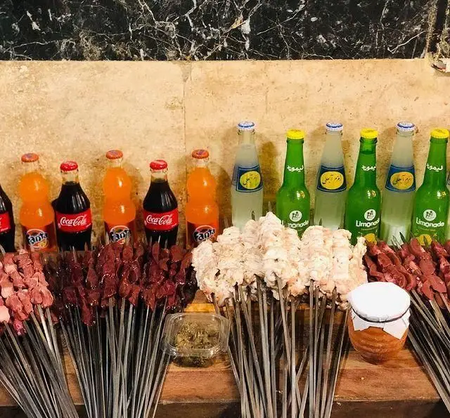 جگر سرای عیاران: مجموعه ای از کباب های تازه جگر، دل و جوجه بر روی سیخ، با نوشیدنی های خنک فانتا، کوکاکولا و لیموناد.