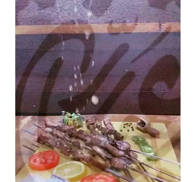 سرو لذیذ کباب جگر تازه و خوش طعم در جگر سرای عیاران. سیخ های جگر گریل شده با لیمو و گوجه، آماده برای مشتریان.