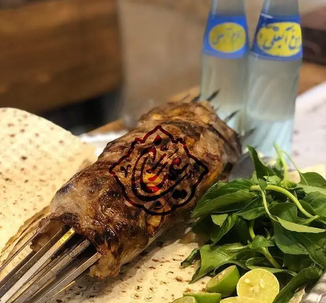 کباب جگر خوشمزه و تازه از جگر سرای عیاران، با نان داغ، سبزی خوردن و دوغ آبعلی اصیل برای تجربه‌ای دلنشین.