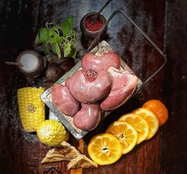 جگر سرای عیاران: سینی دل، قلوه و جگر تازه و خوشمزه برای کباب. همراه ذرت، نان و پرتقال. تجربه ای سنتی و به یاد ماندنی.