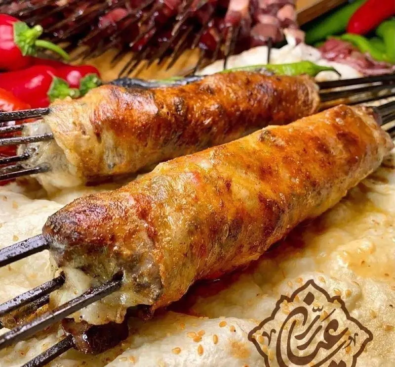 جگر سرای عیاران: دو سیخ کباب جگر یا گوشت کبابی خوشرنگ و طلایی روی نان تازه با کنجد، همراه با فلفل و سبزیجات.