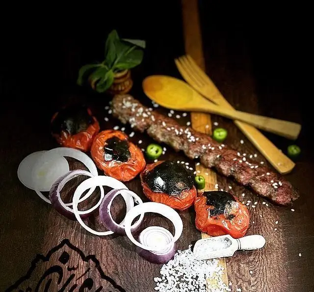 کباب لذیذ با گوجه کبابی، پیاز و نمک، از منوی پرطرفدار جگر سرای عیاران. تجربه بهترین طعم غذای اصیل ایرانی و کبابی.