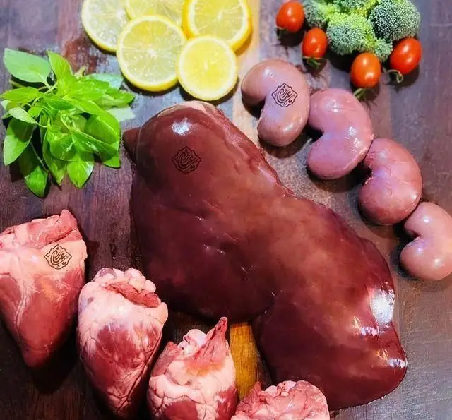 جگر، قلوه و قلب تازه و باکیفیت از جگر سرای عیاران، آماده طبخ در کنار لیمو، ریحان، گوجه‌گیلاسی و بروکلی برای غذایی سالم.