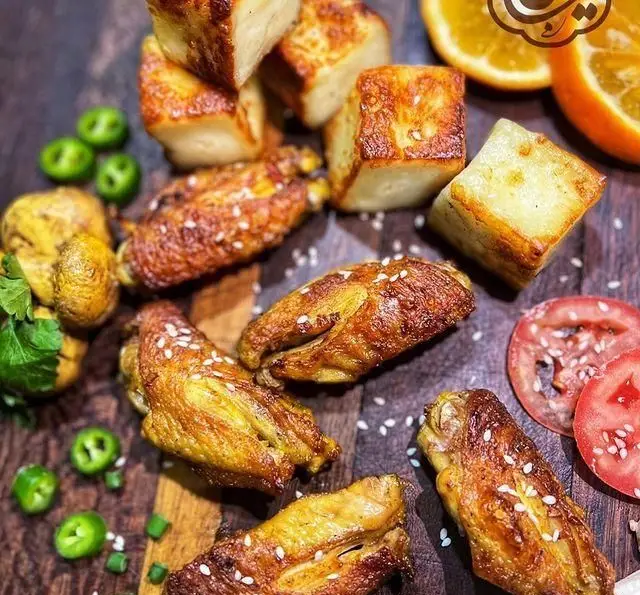 جگر سرای عیاران: خوراک بال و پنیر کبابی زعفرانی و کنجدی، با مخلفات تازه مانند قارچ، فلفل، گوجه و پرتقال.