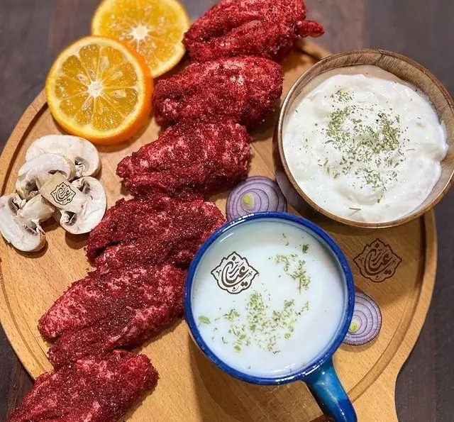 سینی کباب جگر قرمز و تازه عیاران با ماست، قارچ، پرتقال و پیاز. لذت طعم اصیل ایرانی در جگر سرای عیاران.