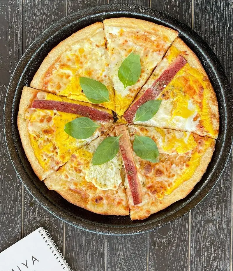 پیتزا ویژه کافه رستوران لمیاء با ترکیب پنیر، تخم مرغ، بیکن و ریحان تازه. لذت طعم متفاوت و کیفیت عالی در کافه لمیاء.