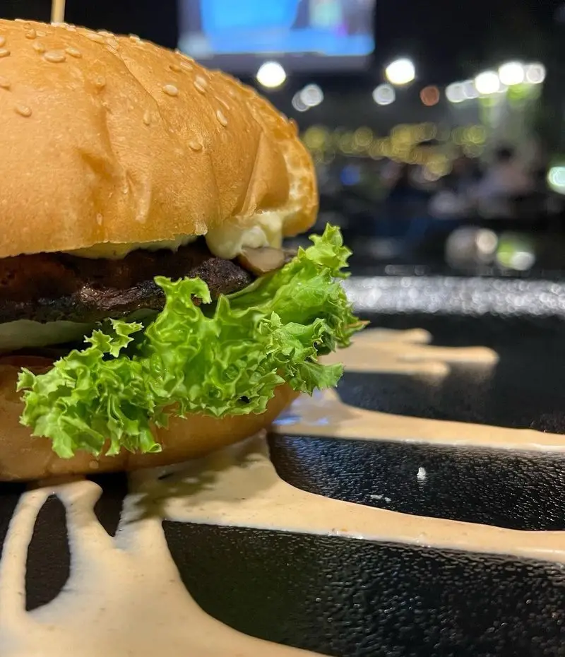 برگر لذیذ و پرطرفدار کافه رستوران لمیاء با مواد اولیه تازه: نان کنجدی، گوشت گریل، قارچ، کاهو و سس ویژه. مناسب ناهار و شام.