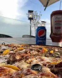 پیتزا و نوشابه پپسی خنک در کافه رستوران لمیاء با سس کچاپ. لذت غذای خوشمزه در فضایی دلنشین و باز.