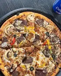 یک پیتزای کامل و خوشمزه از کافه رستوران لمیاء، با ترکیبی از قارچ، گوشت، زیتون و فلفل دلمه‌ای رنگی. مناسب برای سفارش آنلاین.