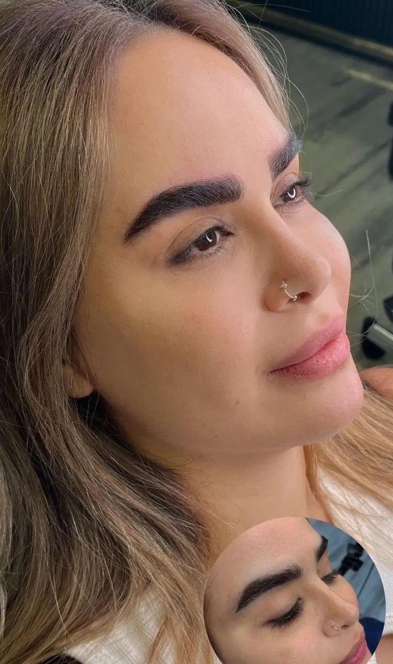 عکس مشتری با ابروهای پهن و طبیعی پس از آرایش دائم و میکروبلیدینگ در سالن نسیم زند. خدمات تخصصی لیفت و لمینیت ابرو و مژه.