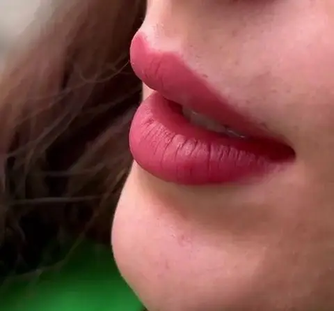 لب‌های برجسته و صورتی با آرایش دائم حرفه‌ای در خدمات نسیم زند، بهترین لیفت و لمینیت مژه و ابرو.