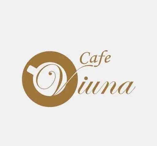 لوگوی جذاب کافی شاپ ویونا پلاس، شامل نماد فنجان قهوه دایره‌ای شکل و نام "Cafe Viuna" با فونت ظریف طلایی، مناسب برای تبلیغات آنلاین.