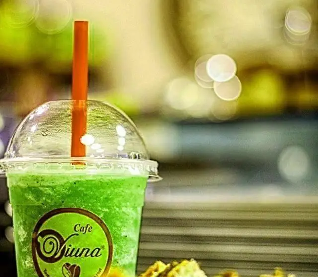 اسموتی سبز و خنک ویونا پلاس در فصلی گرم، انتخابی عالی از منوی متنوع کافی شاپ ویونا. تجربه‌ای لذت‌بخش و باطراوت در کافه ویونا پلاس.